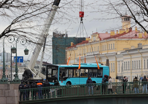 Nga: Xe buýt chở khách lao xuống sông, nhiều người thương vong