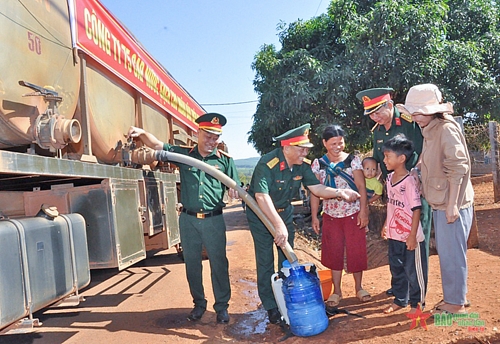 Công ty 75 (Binh đoàn 15) hỗ trợ nước sạch cho người dân Gia Lai