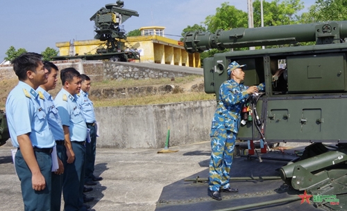 Sư đoàn 375 tổ chức định kỳ năm mẫu vũ khí trang bị kỹ thuật
