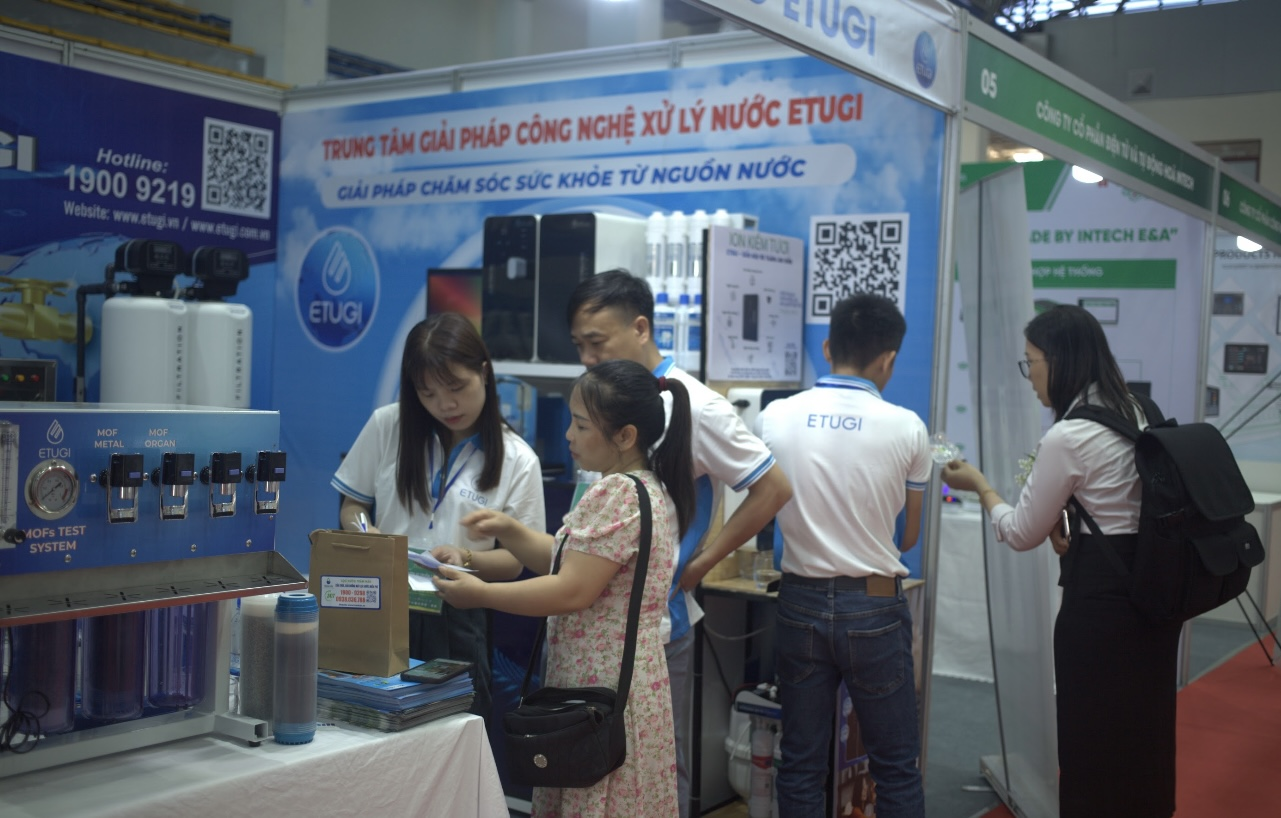 Trưng bày các sản phẩm, giải pháp công nghệ hướng đến phát triển kinh tế xanh