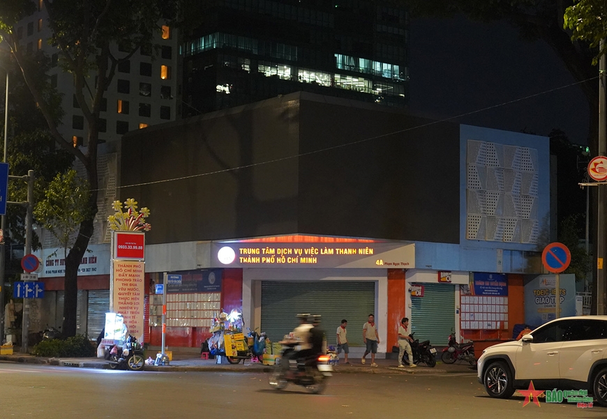 TP Hồ Chí Minh: Biển quảng cáo, đèn trang trí lớn tắt sau 22 giờ để tiết kiệm điện