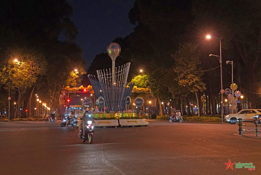 TP Hồ Chí Minh: Biển quảng cáo, đèn trang trí lớn tắt sau 22 giờ để tiết kiệm điện