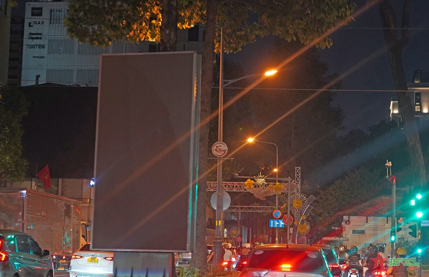 TP Hồ Chí Minh: Biển quảng cáo, đèn trang trí lớn tắt sau 22 giờ để tiết kiệm điện