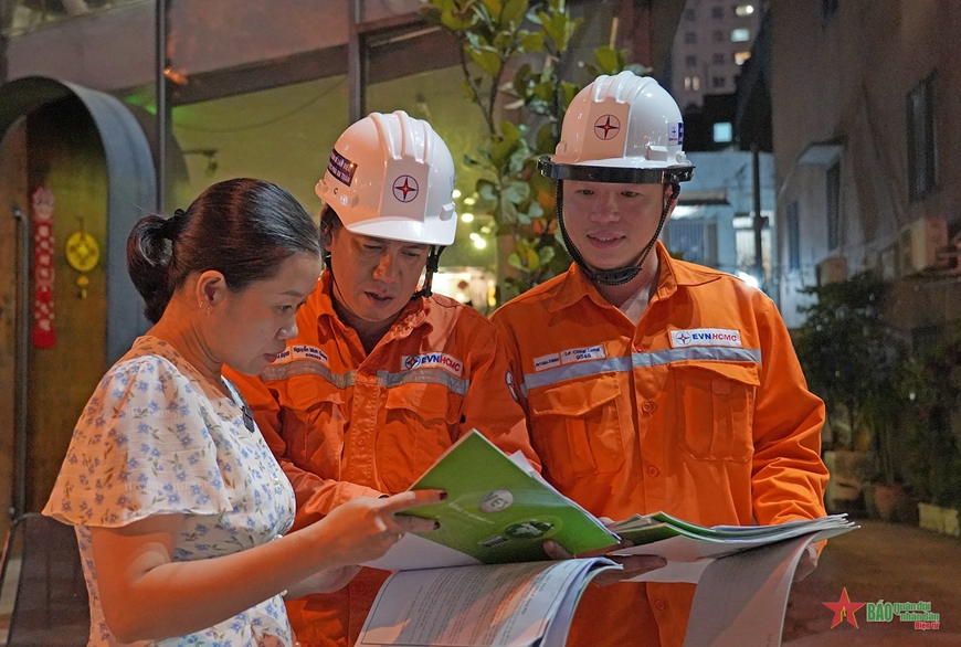 TP Hồ Chí Minh: Biển quảng cáo, đèn trang trí lớn tắt sau 22 giờ để tiết kiệm điện