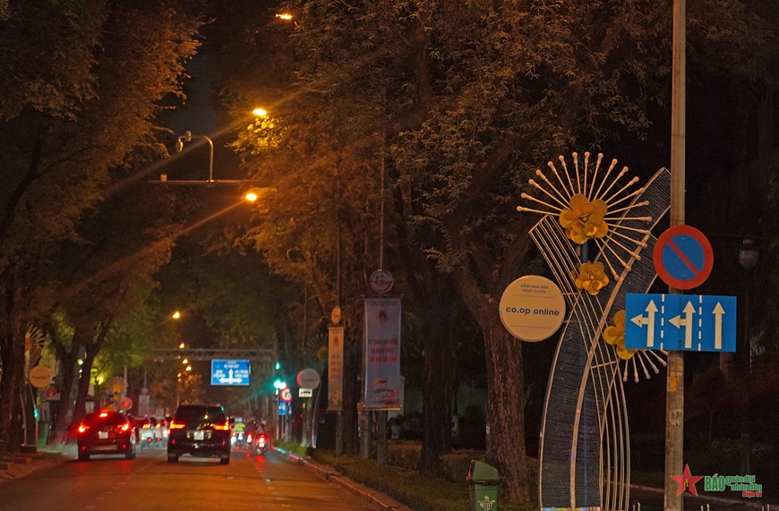 TP Hồ Chí Minh: Biển quảng cáo, đèn trang trí lớn tắt sau 22 giờ để tiết kiệm điện