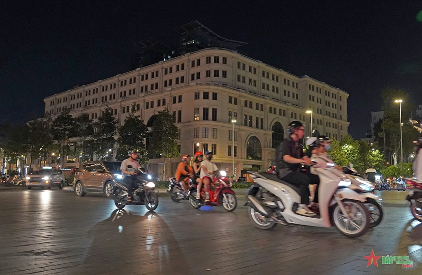 TP Hồ Chí Minh: Biển quảng cáo, đèn trang trí lớn tắt sau 22 giờ để tiết kiệm điện