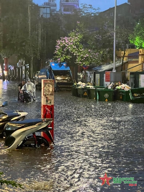 Hà Nội: Mưa lớn bất ngờ, nhiều tuyến phố ngập sâu trong nước

