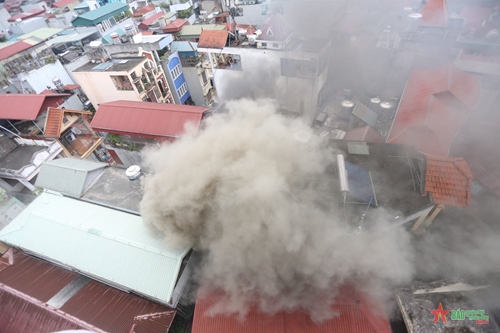 Hà Nội: Kịp thời dập tắt đám cháy trong nhà dân ở Khương Trung

