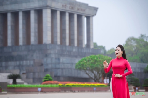 Sao Mai Huyền Trang ra MV mừng sinh nhật Bác