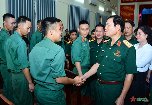 Thượng tướng Nguyễn Tân Cương tiếp xúc cử tri Quân đội tại Bình Dương