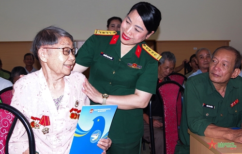 Ban Phụ nữ Quân đội tri ân đối tượng chính sách tại Điện Biên