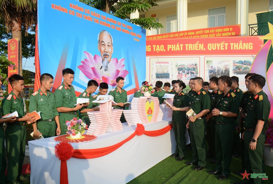 Triển lãm, trưng bày sách, giao lưu văn nghệ “Nhớ về Bác lòng ta trong sáng hơn”