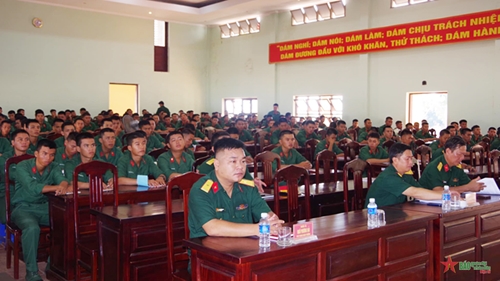 Bộ CHQS tỉnh Bình Thuận phối hợp phổ biến pháp luật cho chiến sĩ mới