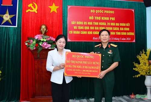 Thượng tướng Nguyễn Tân Cương trao kinh phí hỗ trợ xây dựng nhà tình nghĩa, nhà đại đoàn kết tại huyện Dầu Tiếng, Bình Dương