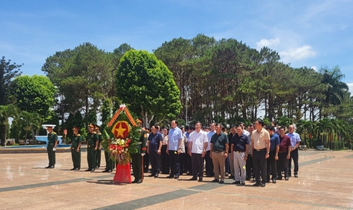 Đoàn công tác Học viện Quốc phòng viếng Nghĩa trang liệt sĩ tỉnh Đắk Lắk