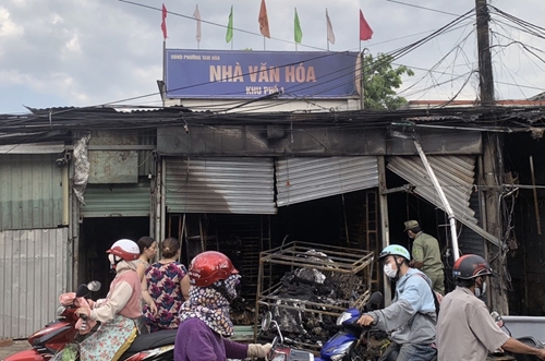 Dập tắt đám cháy lớn ở trước nhà văn hóa khu phố tại Đồng Nai 