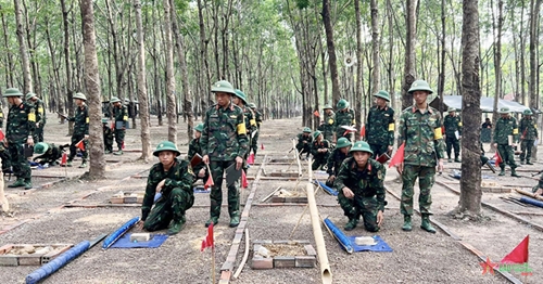 Bộ CHQS tỉnh Bình Phước kiểm tra đánh thuốc nổ cho chiến sĩ mới