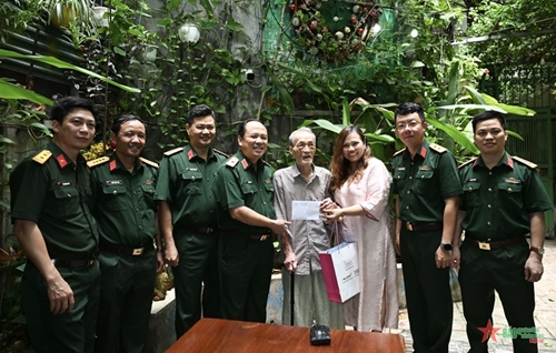 Đoàn công tác Báo Quân đội nhân dân và Ngân hàng Thương mại Cổ phần Bắc Á tri ân các cựu chiến binh chiến dịch Điện Biên Phủ

