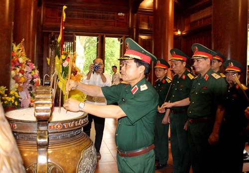 Đảng ủy, Bộ tư lệnh Quân khu 4 dâng hương, dâng hoa tưởng niệm Chủ tịch Hồ Chí Minh