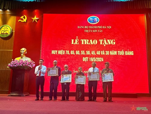 Hà Nội: 194 đảng viên thị xã Sơn Tây được trao tặng Huy hiệu Đảng đợt 19-5