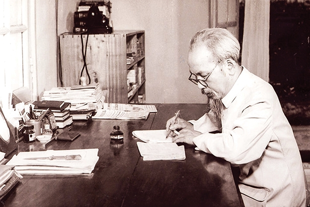 Chủ tịch Hồ Chí Minh với những bài thơ mừng sinh nhật