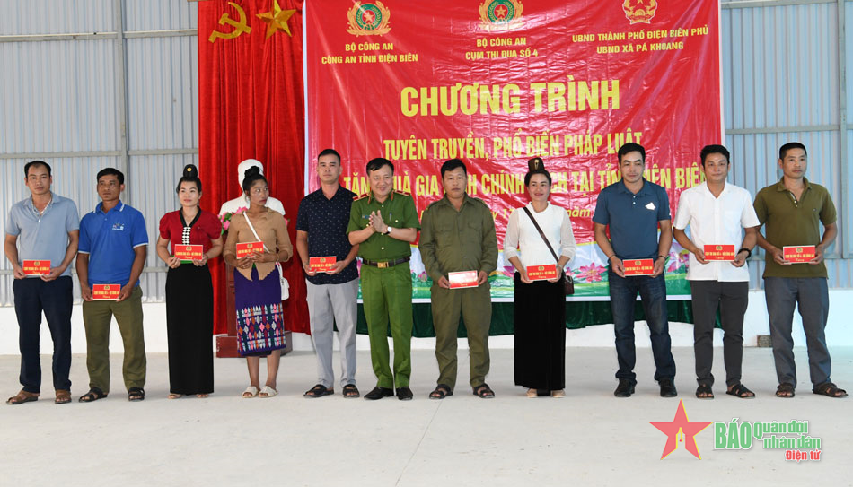 Điện Biên: Tuyên truyền, phổ biến pháp luật và tặng quà gia đình chính sách