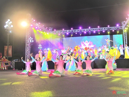 Nghệ An: Sôi động đêm quảng diễn đường phố “Quê hương mùa sen nở”