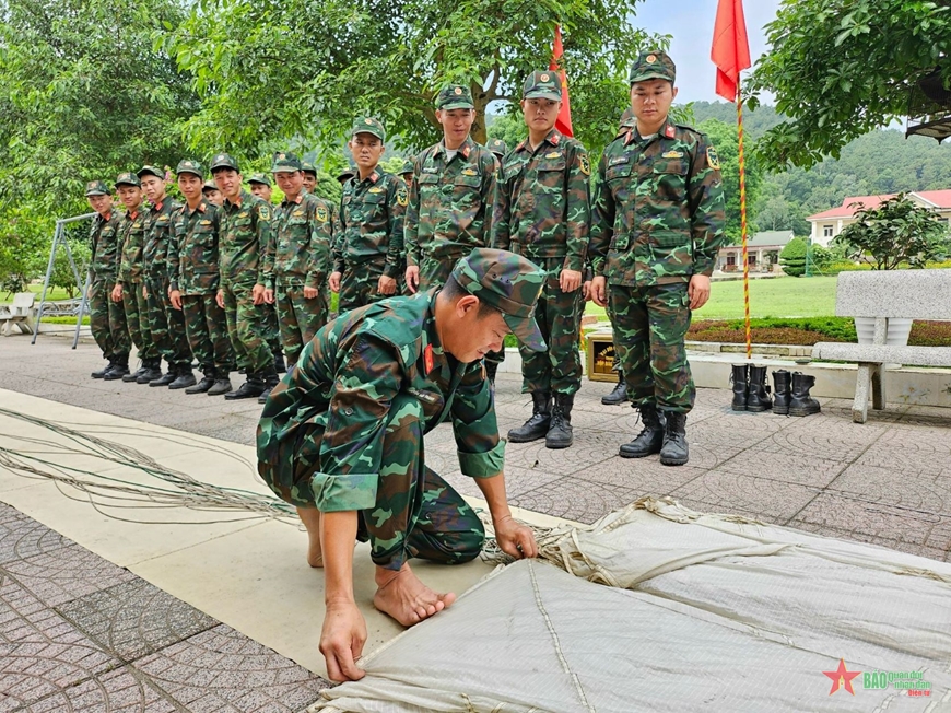Bộ đội Đặc công Quân khu 4 khổ luyện "luồn sâu đánh hiểm"