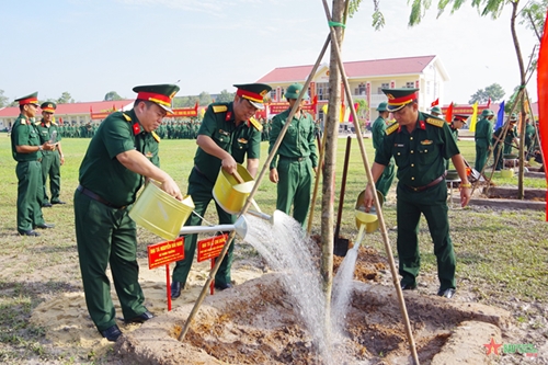 Sư đoàn 5 (Quân khu 7) phát động trồng cây chào mừng kỷ niệm 134 năm Ngày sinh Chủ tịch Hồ Chí Minh