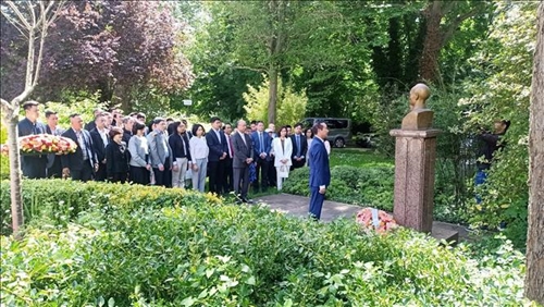 Kỷ niệm 134 năm Ngày sinh Chủ tịch Hồ Chí Minh: Dâng hoa tại tượng đài Bác ở Montreuil