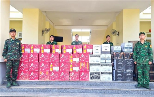 Bình Phước: Phát hiện vụ vận chuyển hàng nghìn chai rượu ngoại qua biên giới