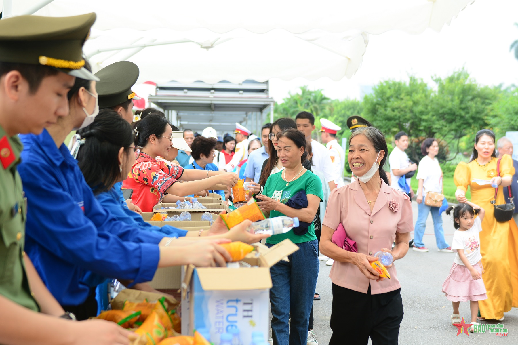 Hàng vạn người dân xếp hàng vào Lăng viếng Bác