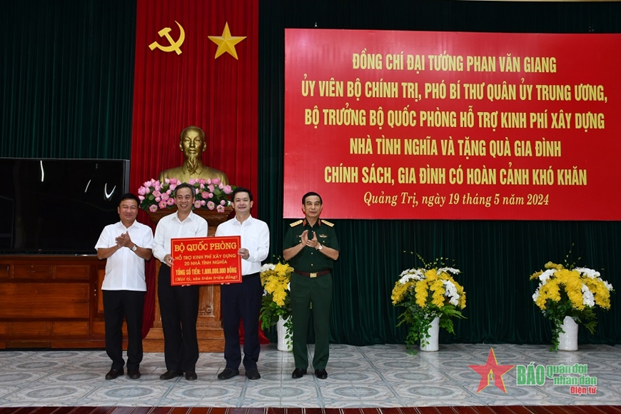Đại tướng Phan Văn Giang thăm, tặng quà tại tỉnh Quảng Trị