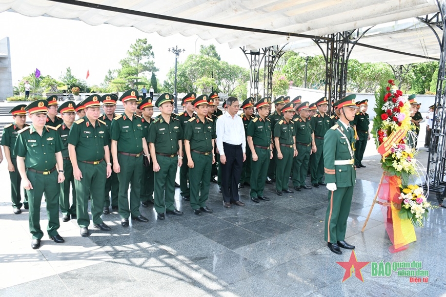 Đại tướng Phan Văn Giang thăm, tặng quà tại tỉnh Quảng Trị