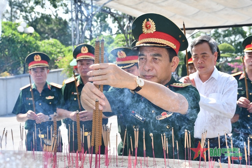 Đại tướng Phan Văn Giang thăm, tặng quà tại tỉnh Quảng Trị