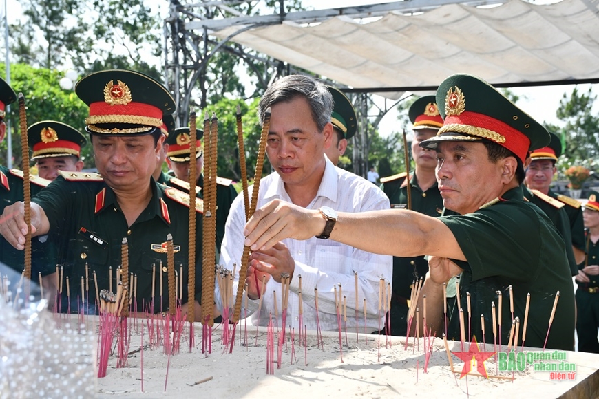 Đại tướng Phan Văn Giang thăm, tặng quà tại tỉnh Quảng Trị