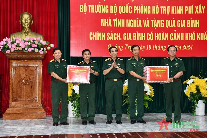 Đại tướng Phan Văn Giang thăm, tặng quà tại tỉnh Quảng Trị
