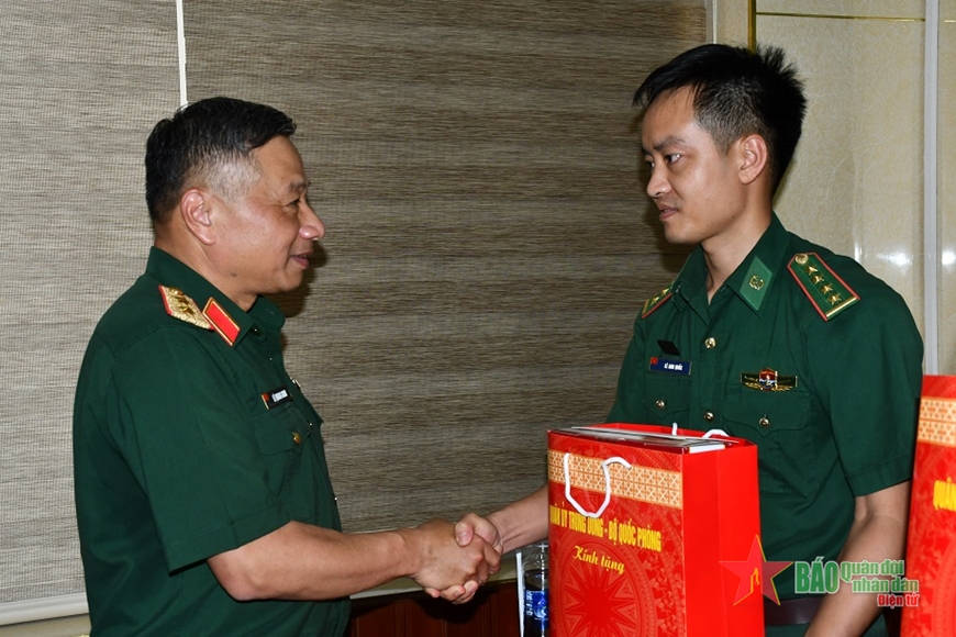 Đại tướng Phan Văn Giang thăm, tặng quà tại tỉnh Quảng Trị