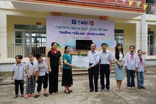 Hỗ trợ trang thiết bị dạy học cho 2 trường tiểu học ở tỉnh Hà Nam

