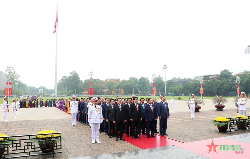 Đại biểu Quốc hội đặt vòng hoa và vào Lăng viếng Chủ tịch Hồ Chí Minh trước giờ khai mạc Kỳ họp thứ bảy