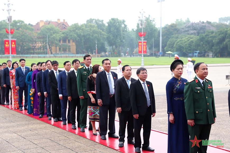 Đại biểu Quốc hội đặt vòng hoa và vào Lăng viếng Chủ tịch Hồ Chí Minh trước giờ khai mạc Kỳ họp thứ bảy