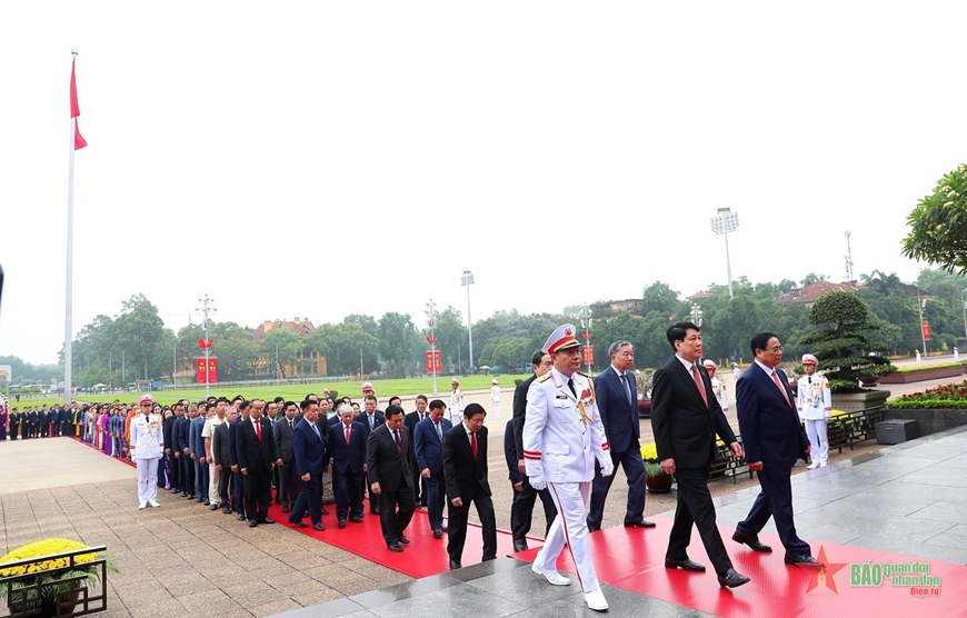 Đại biểu Quốc hội đặt vòng hoa và vào Lăng viếng Chủ tịch Hồ Chí Minh trước giờ khai mạc Kỳ họp thứ bảy