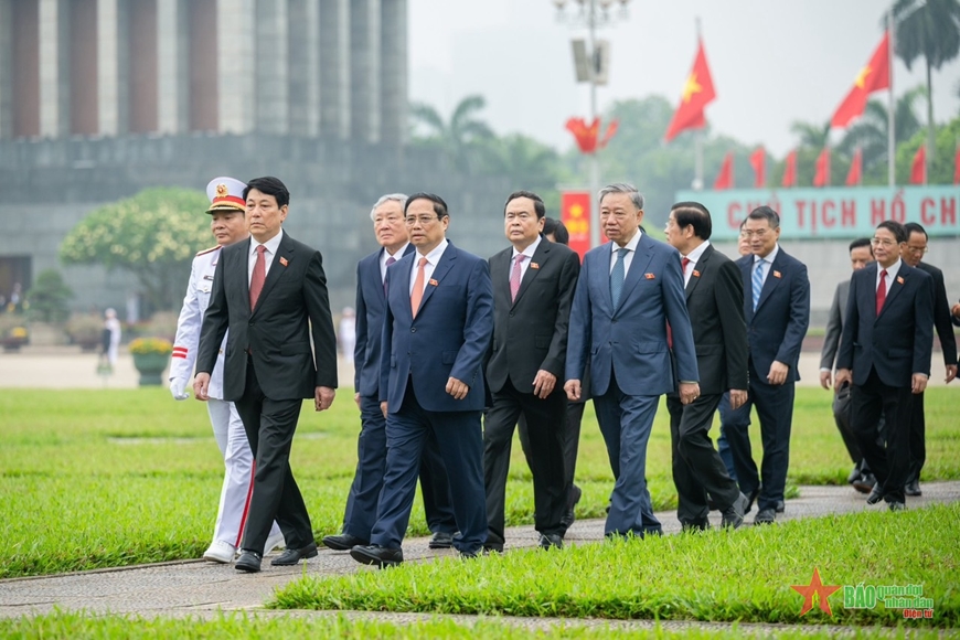 Đại biểu Quốc hội đặt vòng hoa và vào Lăng viếng Chủ tịch Hồ Chí Minh trước giờ khai mạc Kỳ họp thứ bảy