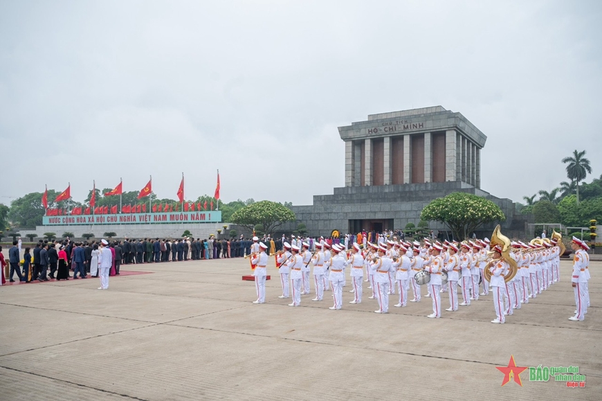 Đại biểu Quốc hội đặt vòng hoa và vào Lăng viếng Chủ tịch Hồ Chí Minh trước giờ khai mạc Kỳ họp thứ bảy
