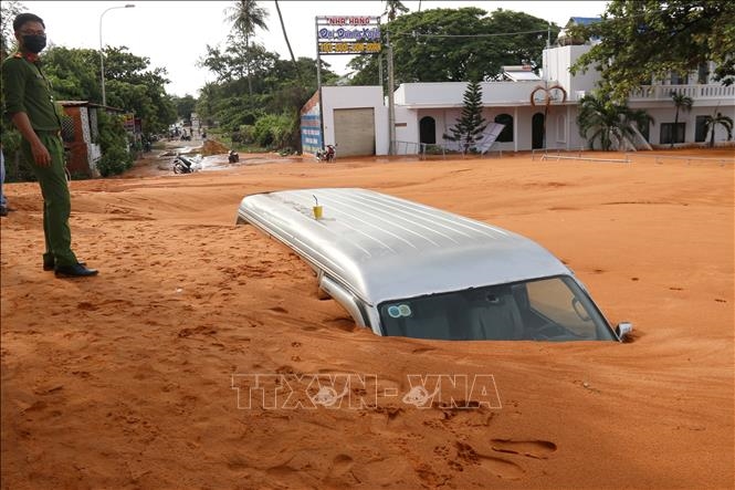 Bình Thuận: Lũ cát đỏ vùi lấp cả ô tô ở các tuyến đường phường Hàm Tiến, Mũi Né