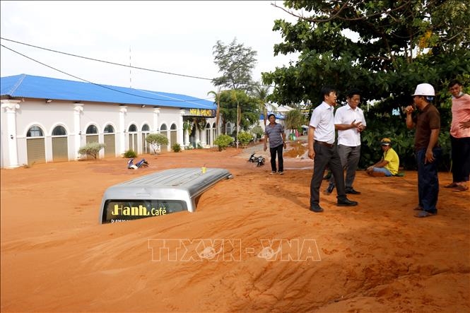 Bình Thuận: Lũ cát đỏ vùi lấp cả ô tô ở các tuyến đường phường Hàm Tiến, Mũi Né
