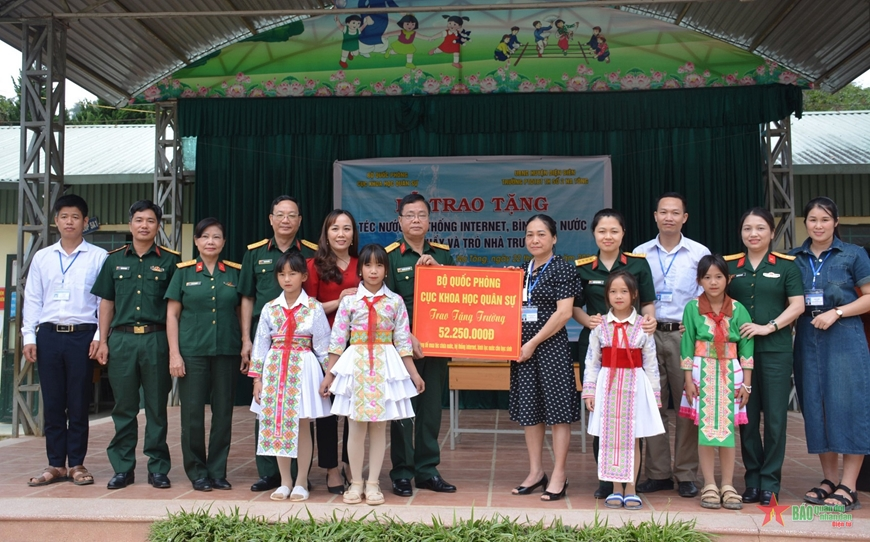 Cục Khoa học quân sự Bộ Quốc phòng tặng quà tại Điện Biên