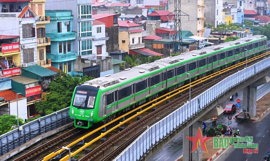 Mỗi ngày có hơn 35.000 lượt hành khách đi tàu đường sắt trên cao Cát Linh - Hà Đông
