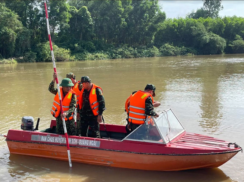 Quảng Ngãi: Lực lượng Quân đội nỗ lực tìm kiếm công nhân bị nước cuốn trôi