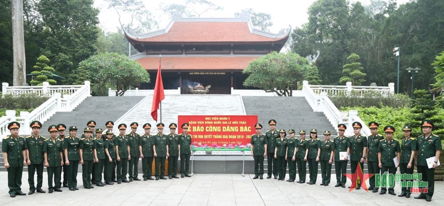 Đoàn đại biểu Bệnh viện Bỏng quốc gia Lê Hữu Trác báo công dâng Bác